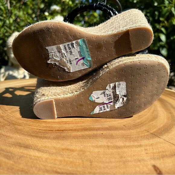 DOLCE VITA Wedge Sandals in Black Leather and Gold Hardware Size 6 - Picture 6 of 6